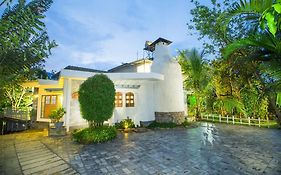 Mistletoe Munnar Homestay & Cafe